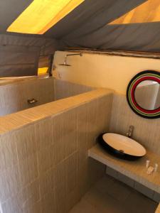 OlolaimutiekEco Mara Tented Camp的一间带卫生间和镜子的浴室