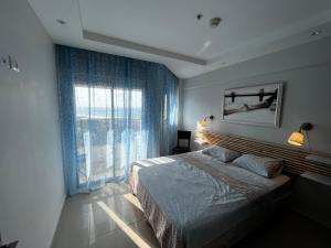 阿什杜德Swita Maria By The Sea的一间卧室设有一张大床和一个窗户。