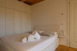 多莫多索拉[DomoHouse] Vista Chiesa的卧室配有白色床和毛巾