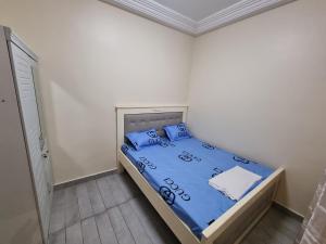 达喀尔Keur Coumba的一间卧室配有一张带蓝色床单和蓝色枕头的床。