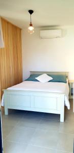 卢恰纳L'albizia Studio calme et tout confort的白色的客房内的一张白色床,光线充足
