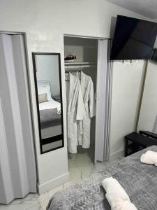 Charming 2-Room Oasis - Miami的一间浴室