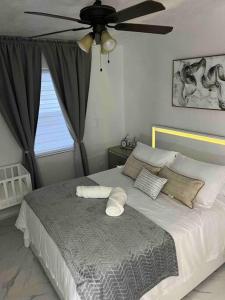 TamiamiCharming 2-Room Oasis - Miami的一间卧室配有一张带吊扇的床