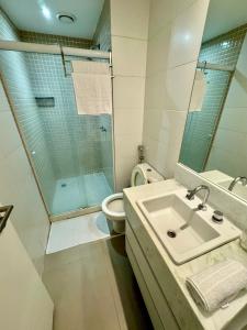 里约热内卢Suite privativa na Barra da Tijuca, RJ - Neolink Stay的一间带水槽、卫生间和淋浴的浴室