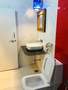 焦特布尔Swiss House的浴室配有白色水槽和卫生间。