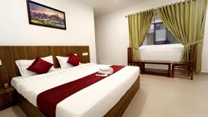 KattappanaHotel Dream Suite, Kattappana的一间卧室设有两张床和窗户。