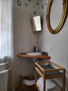 罗韦雷托La Casa dei Turchi的一间带水槽和镜子的浴室