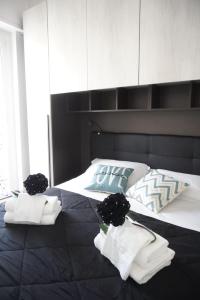 丽都迪奥斯蒂亚Ostia Sunset的一间卧室配有带毛巾的床