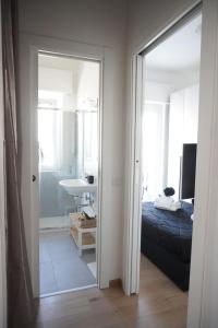 丽都迪奥斯蒂亚Ostia Sunset的一间带一张床的卧室和一间带镜子的浴室