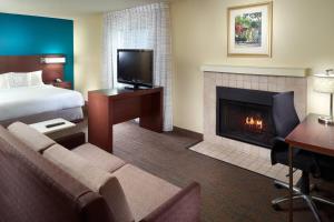 纳什维尔纳什维尔机场万豪原住客栈的酒店客房配有一张床和一个壁炉。
