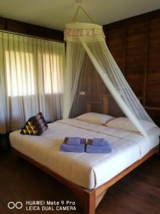阁遥岛NammNatawn2的一间卧室配有一张带天蓬的床