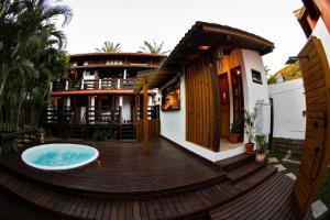 瓜尔达恩巴Morada da Xica的房屋内带热水浴池的木甲板