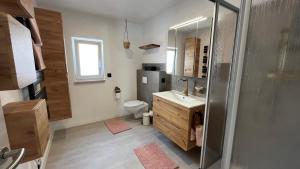 ElterleinRanchhouse Bubble - Westernstable - Horse的浴室配有卫生间、盥洗盆和淋浴。