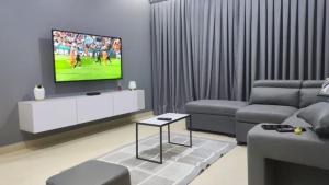 特马Modern Haven的带沙发和电视的客厅