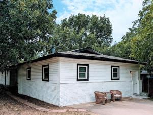 沃思堡Cozy Family Home in Texas的前面有两长椅的白色房子