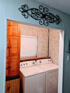 沃思堡Cozy Family Home in Texas的厨房配有洗衣机和窗户。