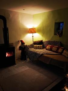 PalamarcaSerendipity Cottage Palamartsa的一间卧室,卧室内配有一张床和一盏灯