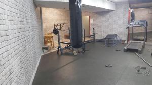 BistrizaПочивна станция - ТЕЦ Бобов дол的砖墙内有几个设备的健身房