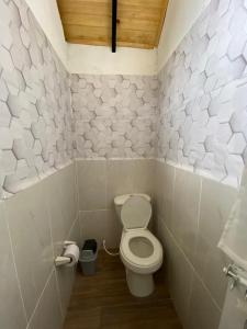 蒙圭Hospedaje - Cabañas villa rosita的一间位于客房内的白色卫生间的浴室