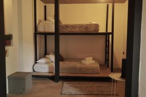 蒙泰韦尔德哥斯达黎加OutBox Inn的客房设有两张双层床,配有毛巾