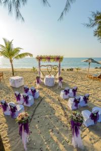 蔻立普吉岛-迈考海滩水疗度假村PL- Maikhaolak Beach Village的海滩上婚礼的安排