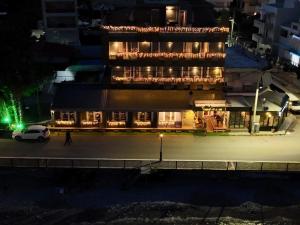 SelíniaVotsalakia Hotel & Luxury Apartments的一座晚上灯火通明的建筑