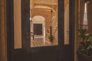 维多利亚Maria Rosa Suites的门,享有走廊的景色
