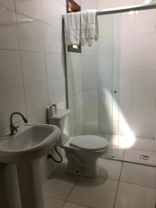 因比图巴Pousada Caminhos Do Mar的浴室配有卫生间、盥洗盆和淋浴。