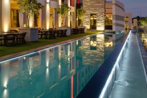 比勒陀利亚比勒陀利亚门林普罗蒂亚火与冰万豪酒店的一座带桌椅的游泳池位于大楼旁