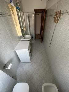 巴兰扎泰Cozy home baranzate的浴室设有2个卫生间和水槽
