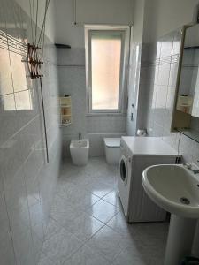 巴兰扎泰Cozy home baranzate的白色的浴室设有水槽和卫生间。