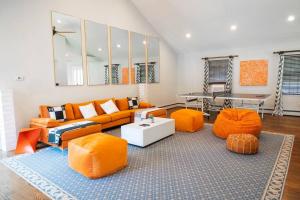 Westhampton BeachCasa Hermes in Hamptons的客厅配有橙色沙发和橙色椅子