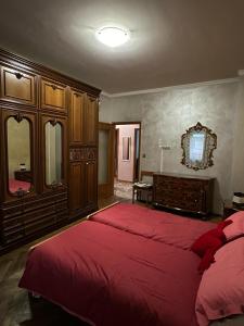 都灵Da Tiziana的一间卧室配有一张带红色床单的大床