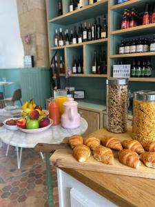 Vic-sur-AisneLa Belle Vicoise的一张桌子,上面放着一大堆面包和一碗水果