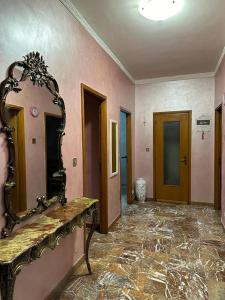 都灵Da Tiziana的一间设有镜子和大理石地板的客房