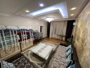 比什凯克GREEN WEST House的一间设有双层床的客房,位于一间铺有地毯的房间