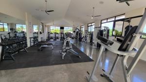 马那瓜New 3 bedroom Home in Managua的一间健身房,里面配有跑步机和机器