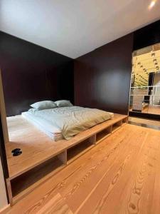 维也纳Luxury City Penthouse Apartment的一间卧室配有一张木架大床