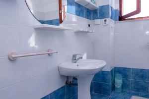 塞科夫列The Blue House的一间带水槽和镜子的浴室
