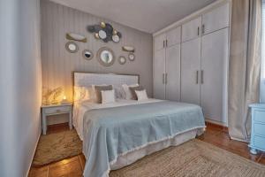 AlajeróAmaoré, paz, hogar y playa的卧室配有一张白色大床和镜子
