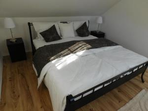萨莫博尔Lea的卧室配有一张带白色床单和枕头的大床。