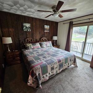 ChampionAlpine Retreat @ Seven Springs!的一间卧室配有一张床和吊扇