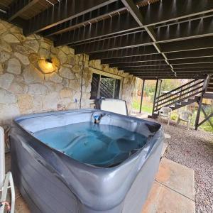 ChampionAlpine Retreat @ Seven Springs!的石头建筑中的一个大浴缸