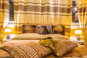 Borghesiana HomArt roof roman king的一间卧室配有一张带两个枕头的床
