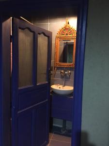 梅尔祖卡桑切斯优瑟夫酒店的蓝色的浴室设有水槽和镜子