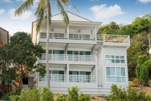 Ban Ao Makhammona seaview pool villa beach front AoYon Beach的一座白色的建筑,前面有棕榈树