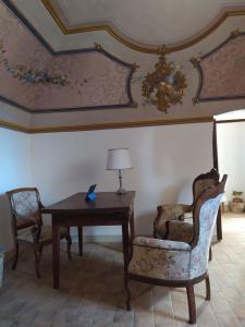 CamardaLocanda di Posta的一间带桌子和两把椅子的用餐室