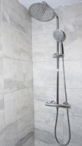 威根The Oasis的浴室内配有淋浴和头顶淋浴