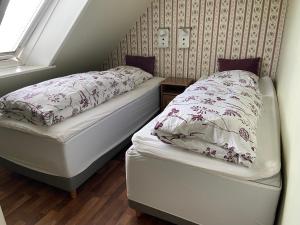 罗斯基勒Country flat的小房间设有两张床