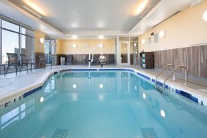 伯灵顿Fairfield Inn & Suites by Marriott Burlington的在酒店房间的一个大型游泳池